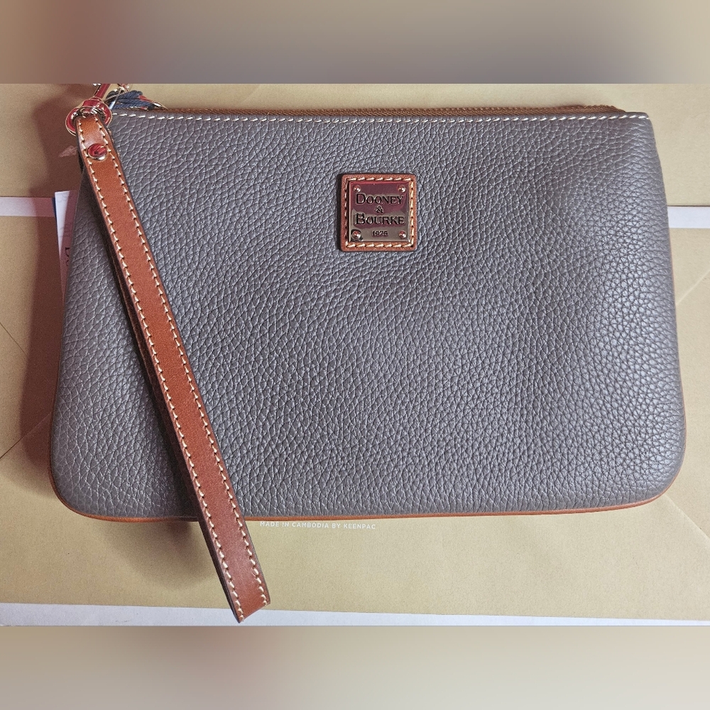 NWT Dooney & Bourke  Pebble Grain Carrington Wristlet ZR0264 Gray